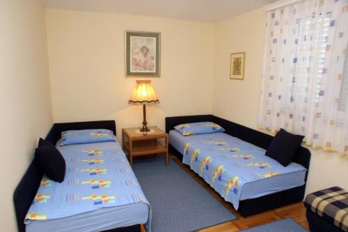 Postel nebo postele na pokoji v ubytování Apartments by the sea Podgora, Makarska - 4330