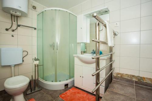 y baño con ducha, aseo y lavamanos. en Family friendly house with a swimming pool Lokva Rogoznica, Omis - 4328, en Lokva Rogoznica