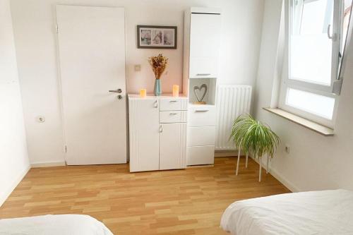 - une chambre avec une porte blanche et une armoire avec des bougies dans l'établissement 3 bedroom apartment in Leverkusen, à Leverkusen