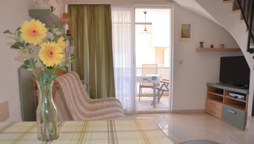 Un televizor și/sau centru de divertisment la Apartman Ananda Bol - 2 bedrooms, 7 beds