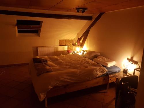 Bett in einem Zimmer mit zwei Leuchten in der Unterkunft Van Helsing in Esch-sur-Alzette