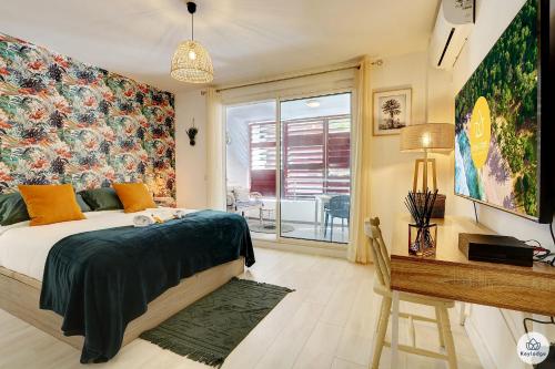 - une chambre avec un lit, un bureau et une fenêtre dans l'établissement Studio classé 2 étoiles - L'Eden - Saint-Denis, à Saint-Denis