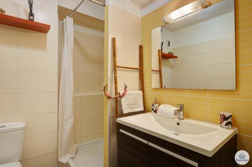 La salle de bains est pourvue d'un lavabo, de toilettes et d'un miroir. dans l'établissement Studio classé 2 étoiles - L'Eden - Saint-Denis, à Saint-Denis