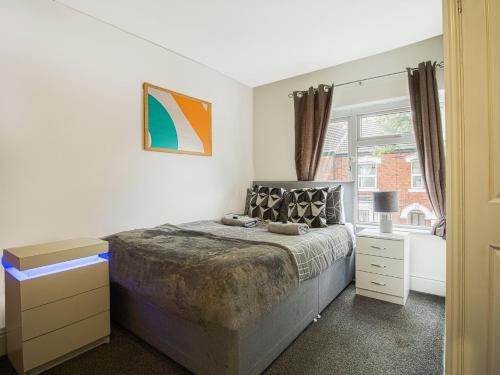 een slaapkamer met een bed en een raam bij OYO Hotel Clamart in Scunthorpe