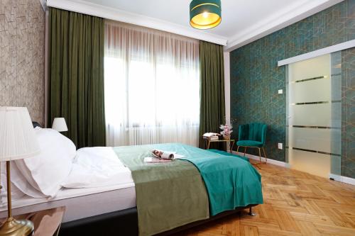 une chambre d'hôtel avec un lit et une fenêtre dans l'établissement Grand Phillip Cismigiu Park Downtown Bucharest, à Bucarest