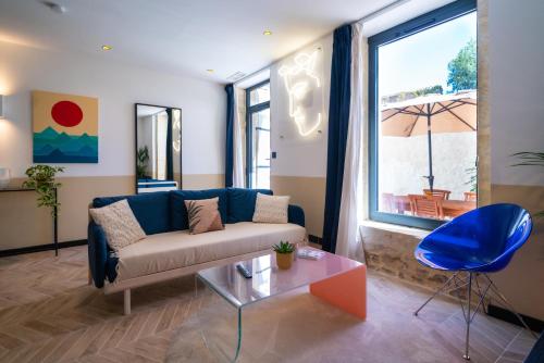a living room with a couch and a table at Roma Divine home cinéma et jardin in Nîmes
