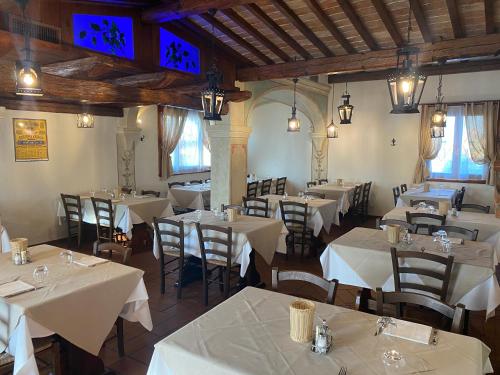 un restaurante con mesas y sillas con mantel blanco en HOTEL RISTORANTE ANTICO GUERRIERO, en Cadoneghe