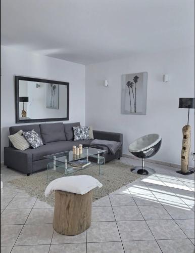 un salon avec un canapé et une table dans l'établissement F3 non fumeur, jacuzzi, verdure à 3 mn de la mer, à Grosseto-Prugna