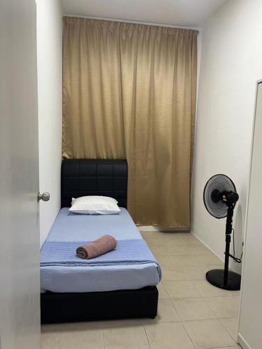 - une chambre avec un lit doté d'un oreiller et d'un ventilateur dans l'établissement OrchidVilla Homestay at Southville Apartment, à Kampong Parit