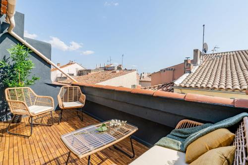 un balcón con sillas y mesas en el techo en LOFT EN VILLE - Duplex Terrasse coeur historique avec vue dégagée & Parking souterrain Offert, en La Ciotat