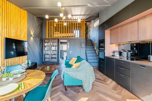 une cuisine et une salle à manger avec une table et des chaises dans l'établissement LOFT EN VILLE - Duplex Terrasse coeur historique avec vue dégagée & Parking souterrain Offert, à La Ciotat