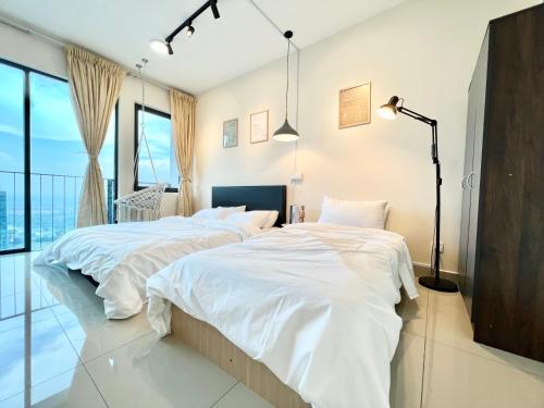 實地阿南的住宿－A 1-4 pax Cozy Studio TV Box Pool 100mps Wifi 3 bed Trefoil Setia Alam，配有白色床单的客房内的两张床