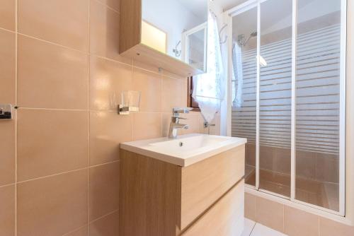 a bathroom with a sink and a shower at MAISON COSY avec petite piscine in Six-Fours-les-Plages