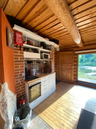 uma cozinha com fogão forno superior ao lado de uma janela em Kooli talu puhkemaja em Valingu