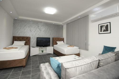 Un pat sau paturi într-o cameră la Relax Apartmani Rooms