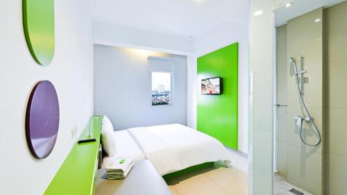 Habitación hospitalaria con cama y ducha en POP! Hotel Kelapa Gading, en Yakarta