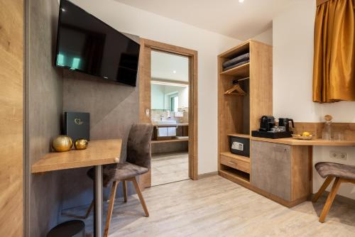 Una cocina o zona de cocina en Der Burgblick-Adults Only