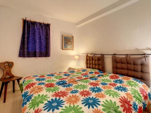 - une chambre avec un lit doté d'un couvre-lit coloré dans l'établissement Astoria 128, à Verbier