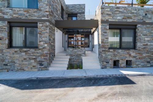 een bakstenen gebouw met een trap naar een deur bij KoNoSo Luxury Apartments in Heraklion