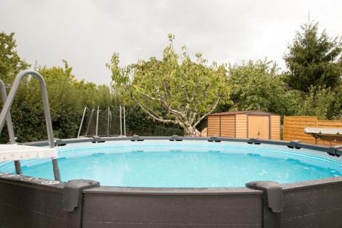 una grande piscina in un cortile di Plain pied climatisé piscine idéalement situé a Boulazac