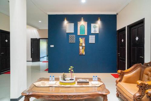 Posezení v ubytování RedDoorz Syariah near Marvel City Mall 2