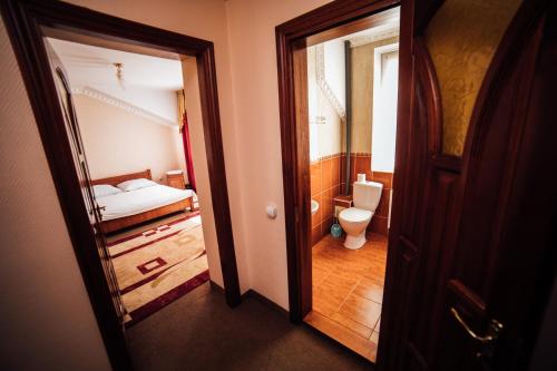 1 dormitorio y baño pequeño con aseo. en Братіслава Тернопіль, en Petrikov