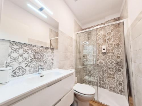 a bathroom with a toilet and a sink and a shower at Apartamento Beck- Tierra in Soportújar