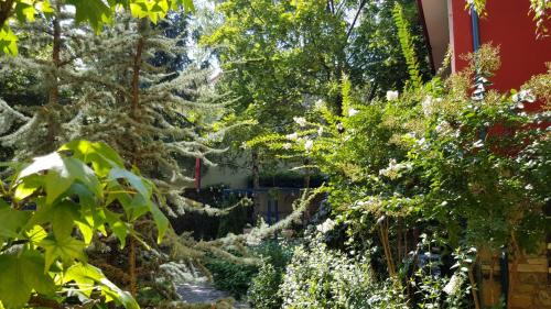 Taman di luar Villa Themistokli