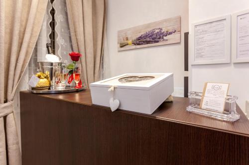 ローマにあるRelais 155 Guest Houseの木製テーブルの上に置かれた白い箱
