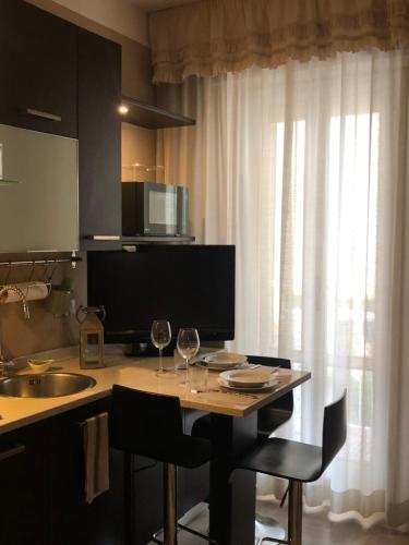 eine Küche mit einem Tisch mit zwei Weingläsern darauf in der Unterkunft Tender in Tirrenia