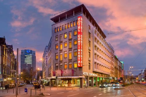 un bâtiment avec un panneau rouge sur son côté dans l'établissement Novum Hotel Continental Frankfurt, à Francfort-sur-le-Main