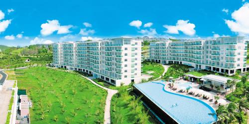 - une vue aérienne sur un complexe avec une piscine dans l'établissement Căn Hộ Ocean Vista 1PN, à Ấp Ngọc Hải