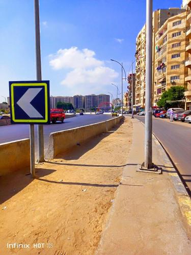 a street sign on the side of a road at Fayrouzat Smoha city with open view in Alexandria