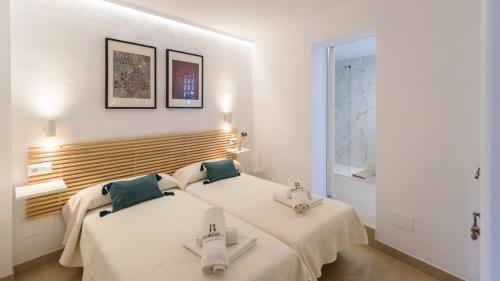 a bedroom with two beds with towels on them at Casa Antana Frigiliana by Ruralidays in Frigiliana