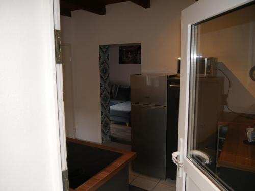 una piccola cucina con frigorifero e una camera da letto di The Ranch - Ferienhaus Drevenack a Hünxe
