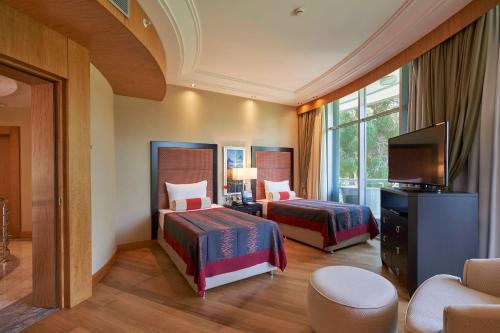 En eller flere senge i et værelse på Calista Luxury Resort