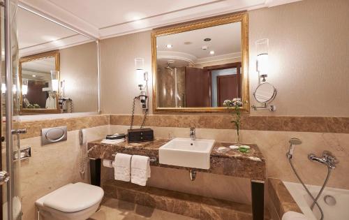 Et badeværelse på Calista Luxury Resort