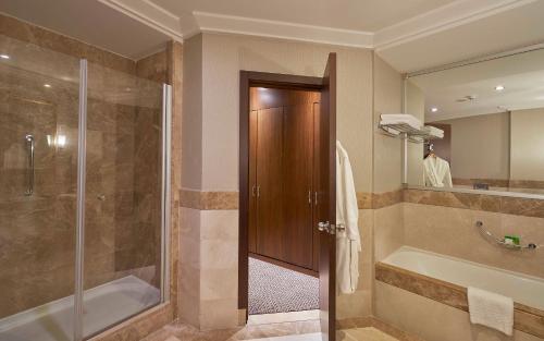 Et badeværelse på Calista Luxury Resort
