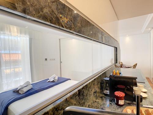 - une chambre avec un grand miroir mural dans l'établissement BLUE RIVIERA TERRACE CENTRAL TRAIN STATION, à Nice