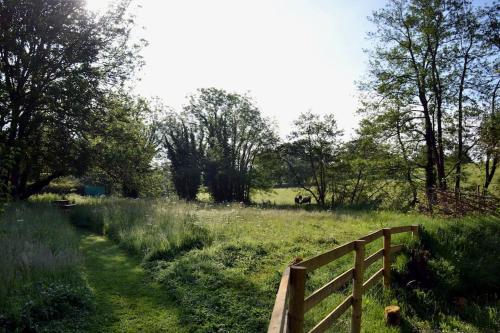 Large Luxury Shepherds Hut with Hot Tub nr Bath photo 12
