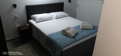 Postel nebo postele na pokoji v ubytování Thor & Freyja's of Poseidonia Syros Holiday House