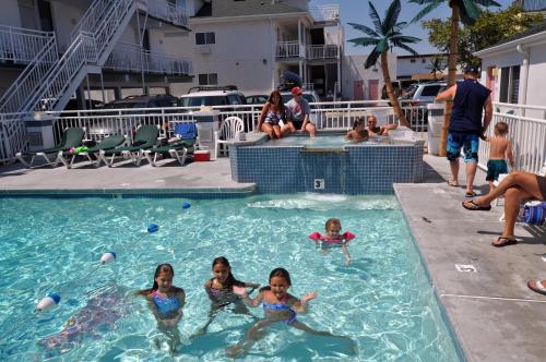 un grupo de niños jugando en una piscina en Riviera Resort & Suites, en Wildwood