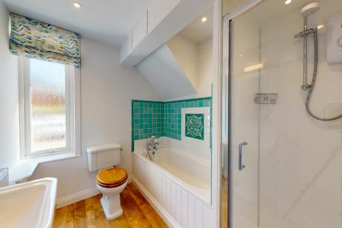 ein Bad mit einer Dusche, einem WC und einem Waschbecken in der Unterkunft Church Mews in Exmouth