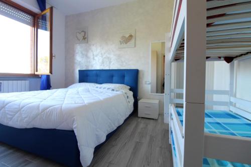 um quarto com uma cama e um beliche em Casa Francia em Follonica