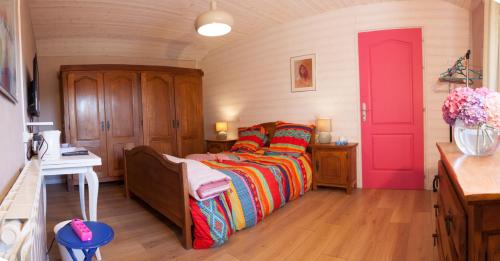 una camera con un letto con una coperta colorata di Kerouidret a Penvénan