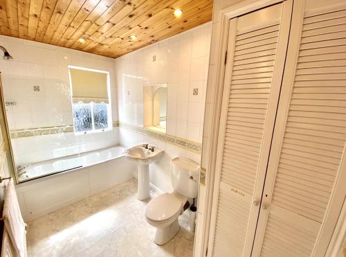 ein Badezimmer mit einem WC, einem Waschbecken und einer Badewanne in der Unterkunft Cosy 2-Bed House in the Heart of Keswick in Keswick