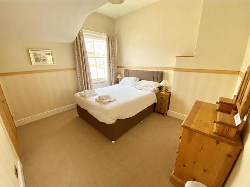 ein kleines Schlafzimmer mit einem Bett und einem Fenster in der Unterkunft Cosy 2-Bed House in the Heart of Keswick in Keswick
