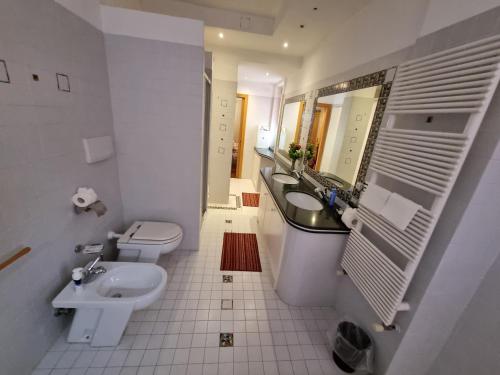 bagno bianco con lavandino e servizi igienici di La MAISON B&B a Ceccano