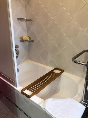 uma casa de banho com uma banheira e um toalheiro. em Tender em Tirrenia