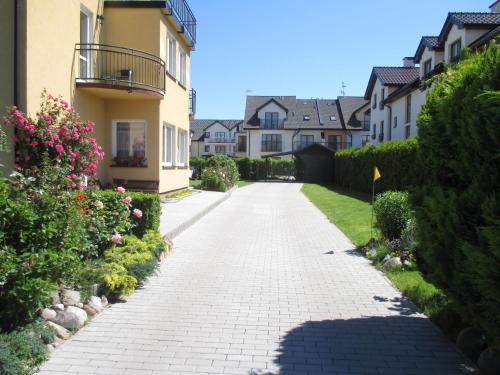a driveway in a residential neighborhood with houses at Baltazar in Łeba